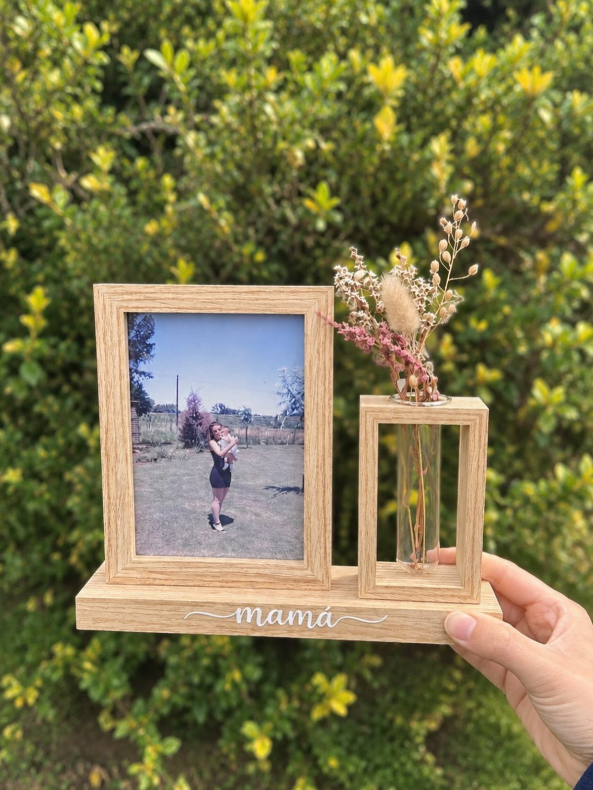Wooden photo frame and small vase with dried flowers on a base saying mamá